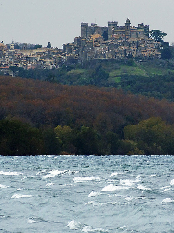 Guide Roma Etruria Bracciano il Castello Odescalchi visto dal lago